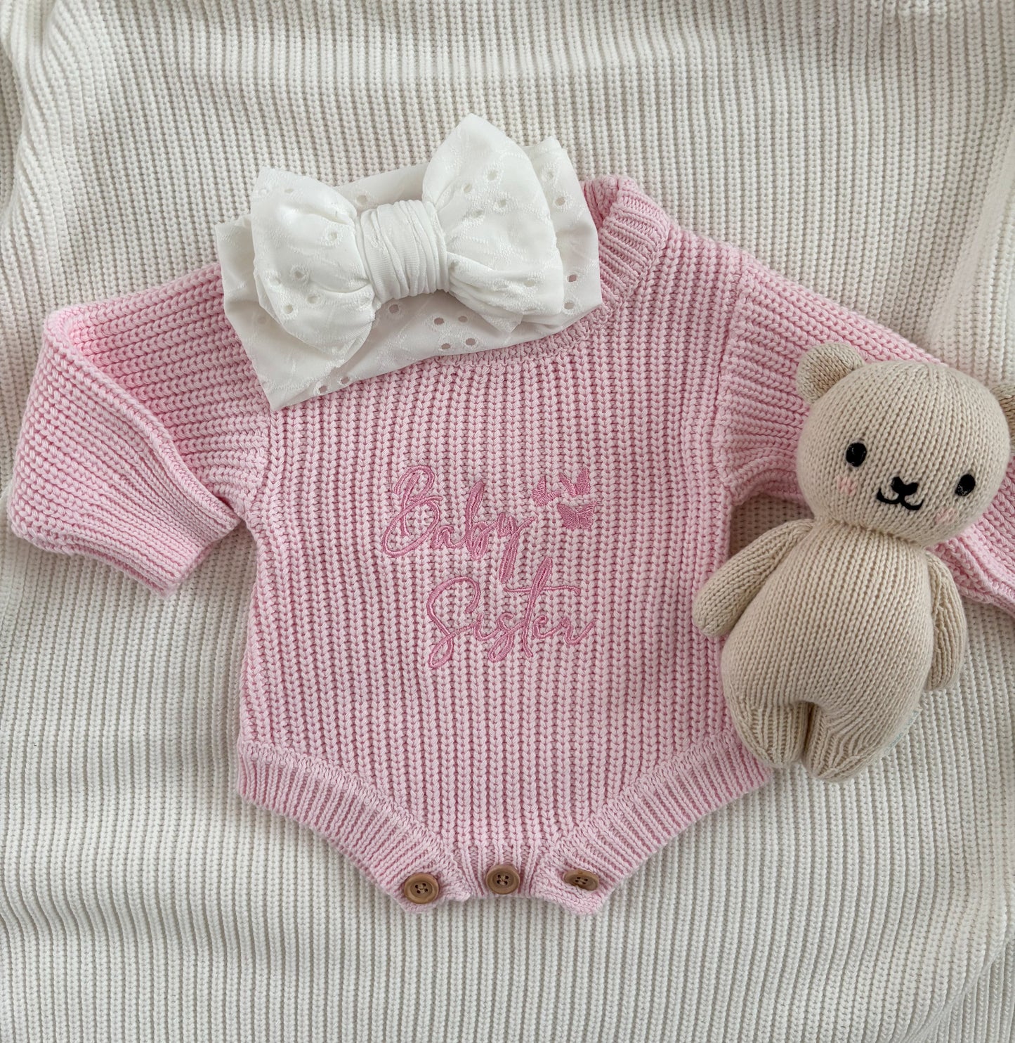 Strick-Strampler in Rosa „Baby Sister“ – Größe 0-3 Monate