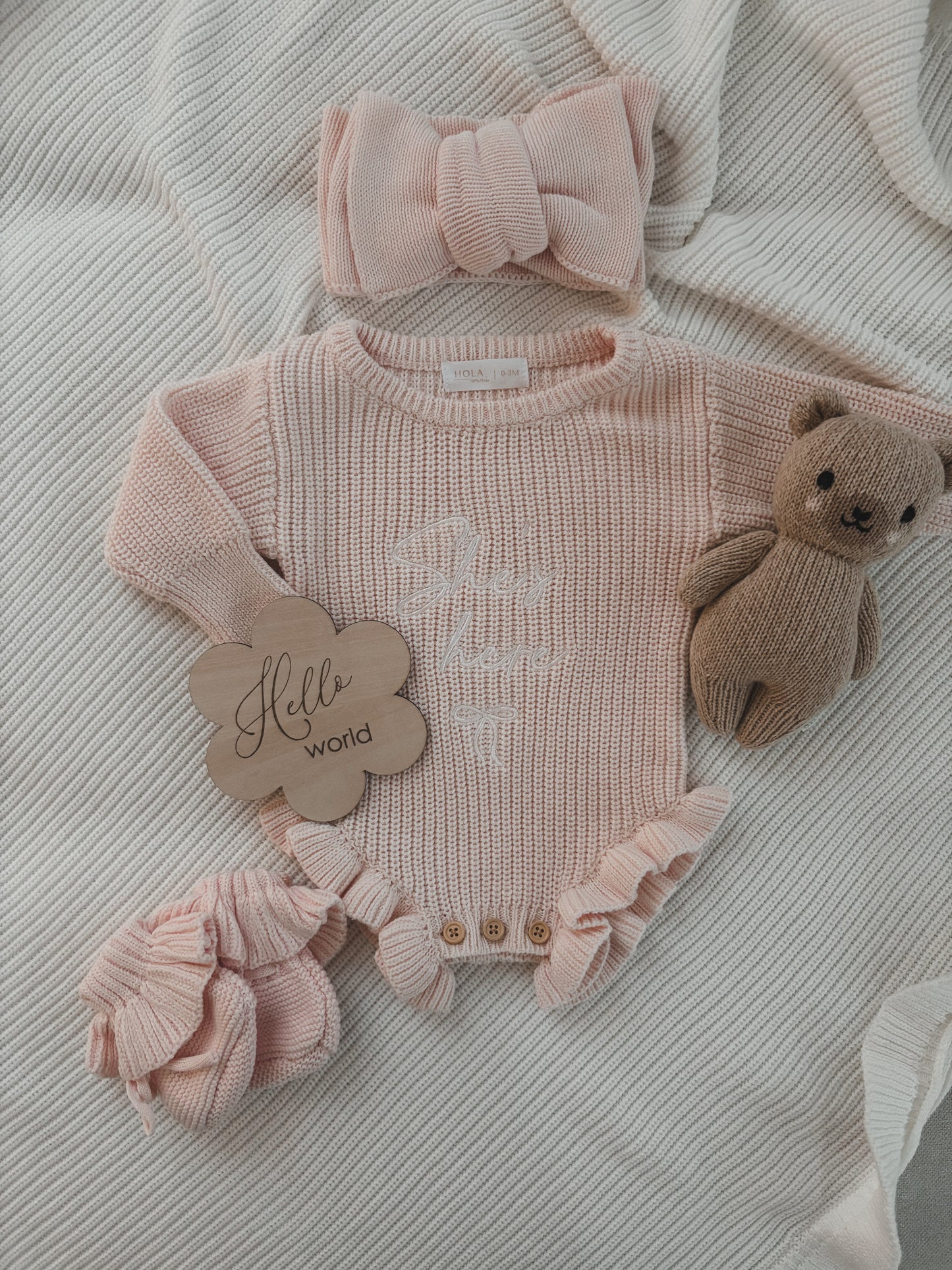 Rüschenstrampler „She‘s here“ in Puderrosa | + Haarband & Strickschühchen