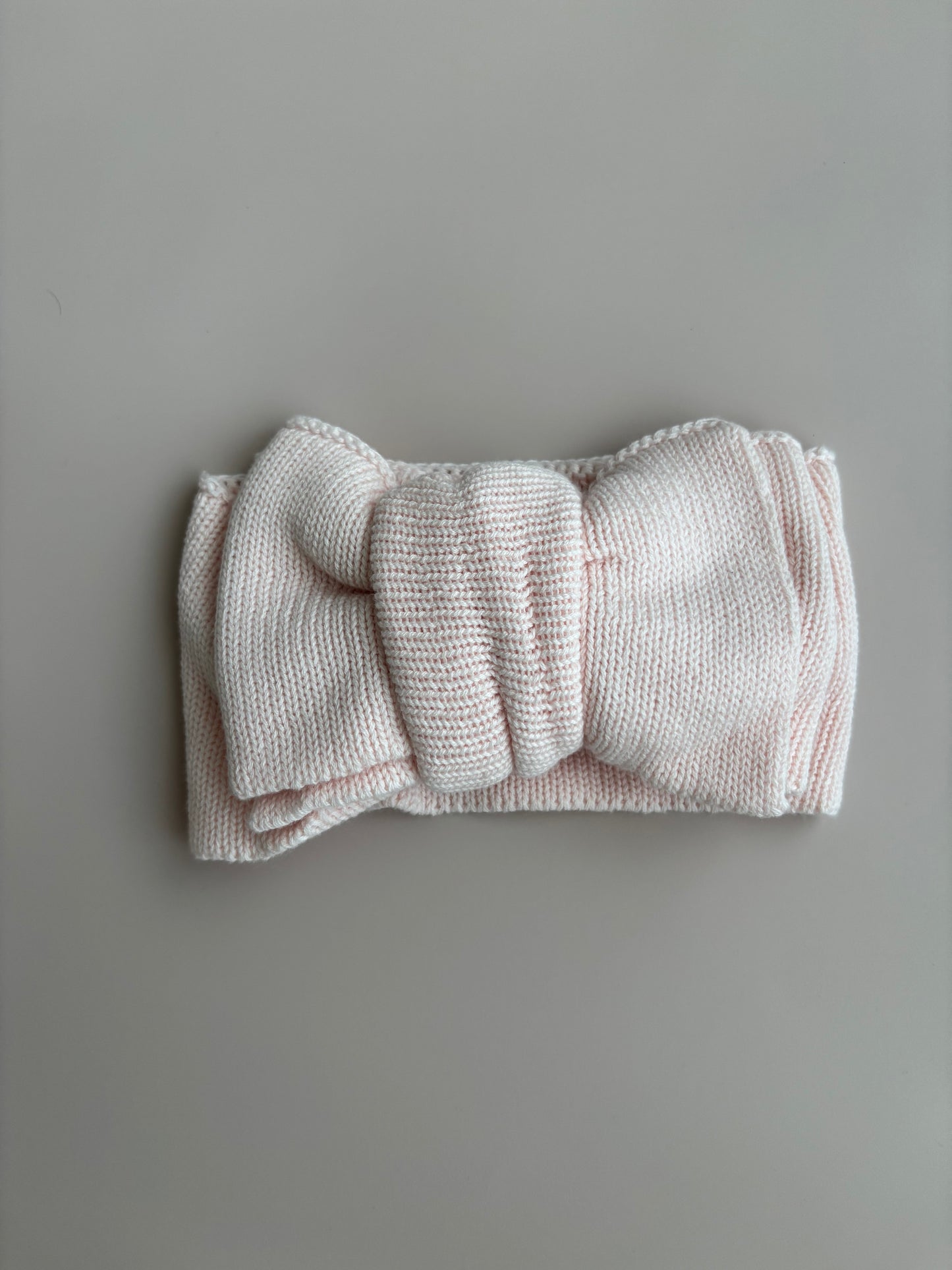 „She‘s here“-Set | Strampler, Haarband & Schühchen inklusive Stickerei