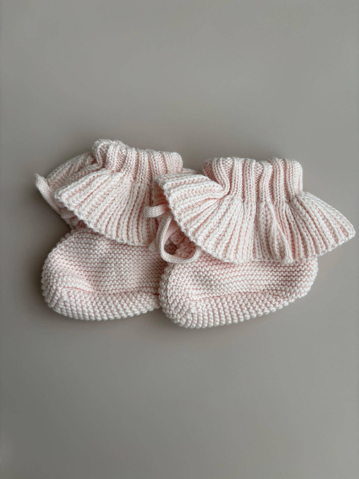 Baby-Strickschühchen mit Rüschen | Hellrosa