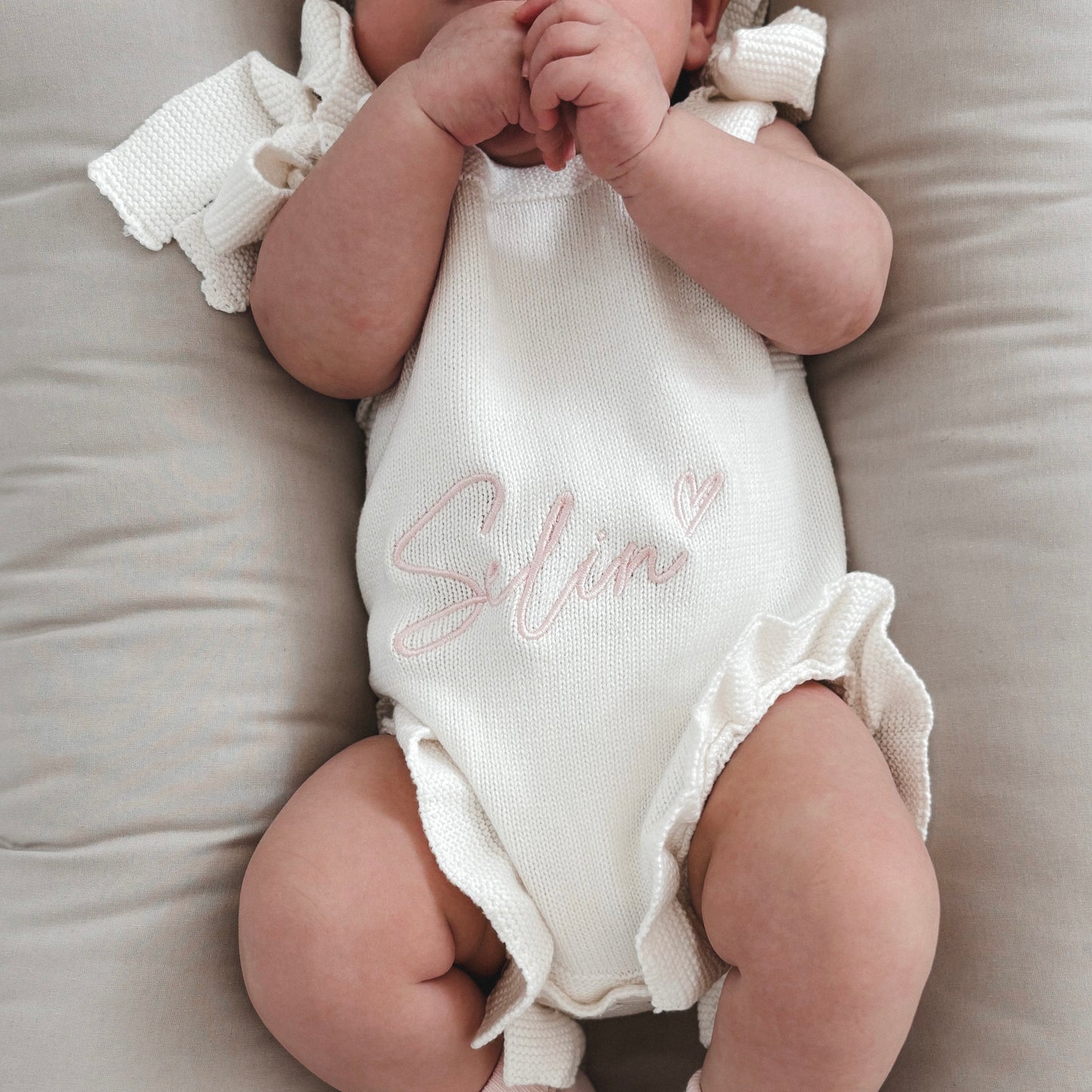 Rüschen-Strampler mit Schleifen | Weiß