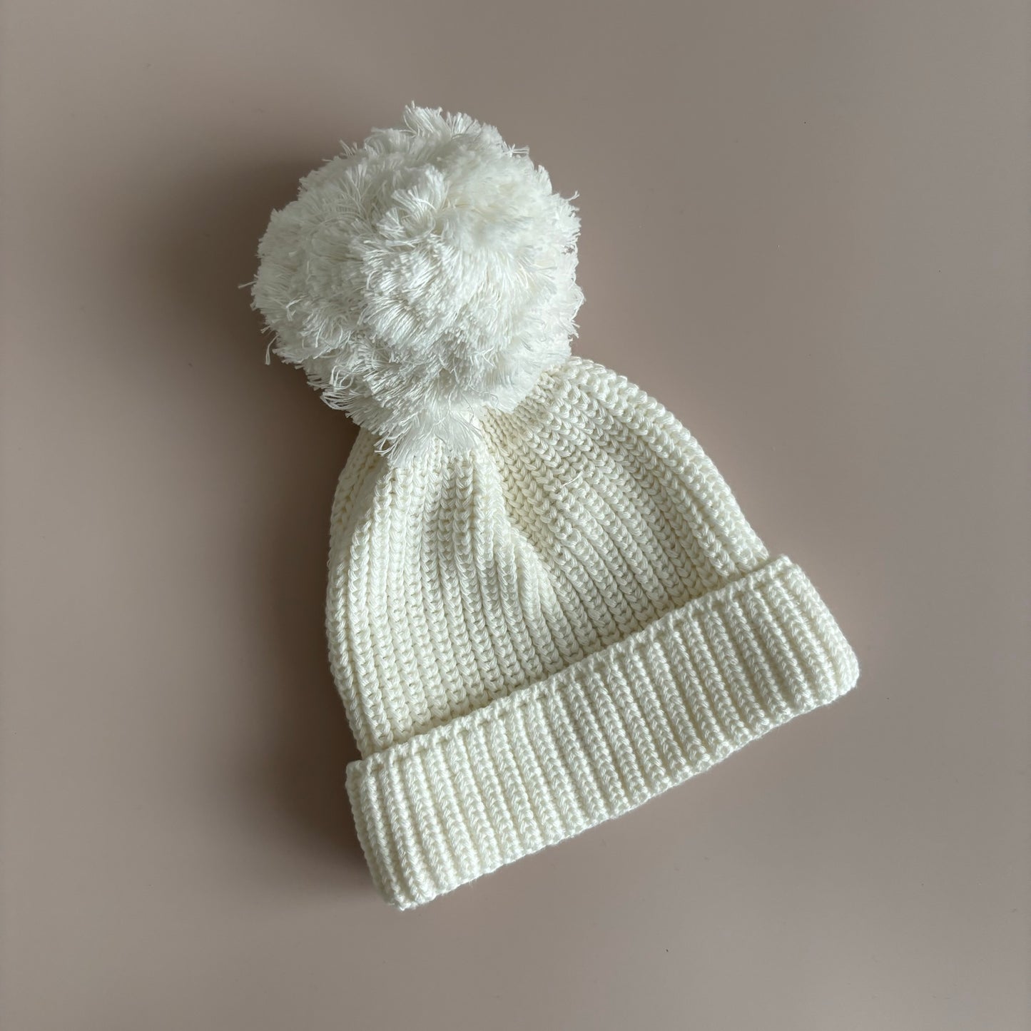 Baby-Strickmütze mit Bommel | Weiß