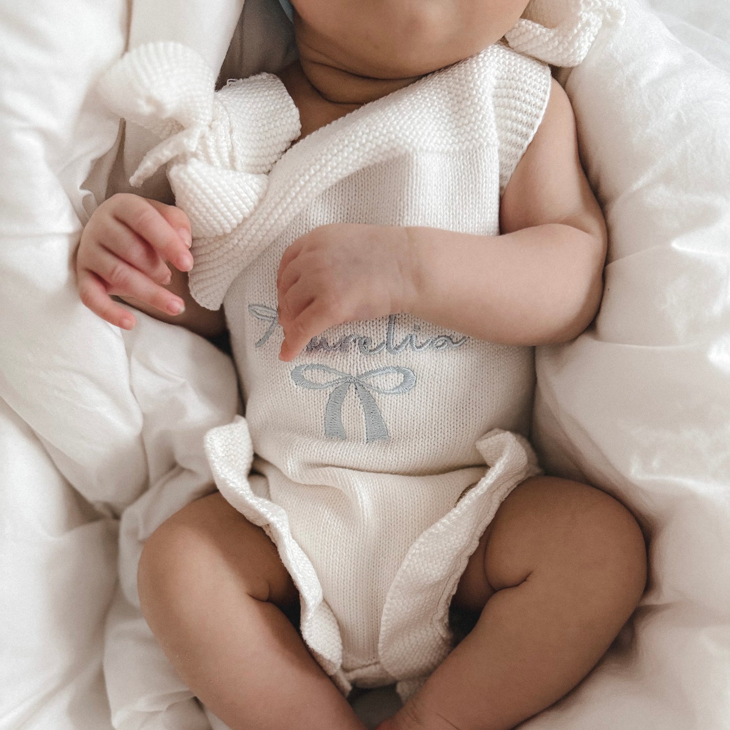 Rüschen-Strampler mit Schleifen | Weiß