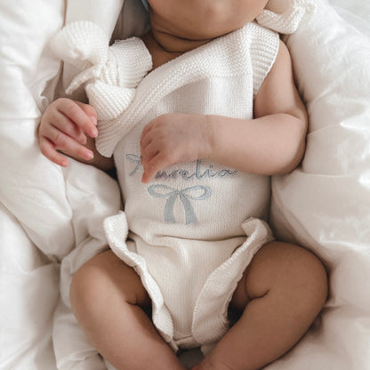 Rüschen-Strampler mit Schleifen | Weiß