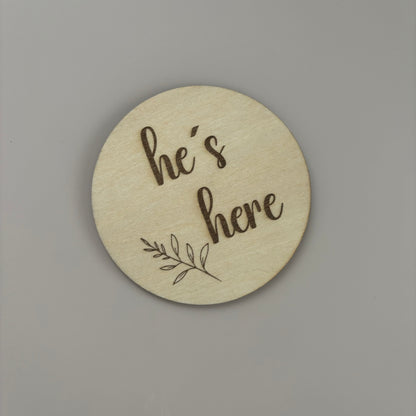 Holzschild | „She’s here“ & „He’s here“