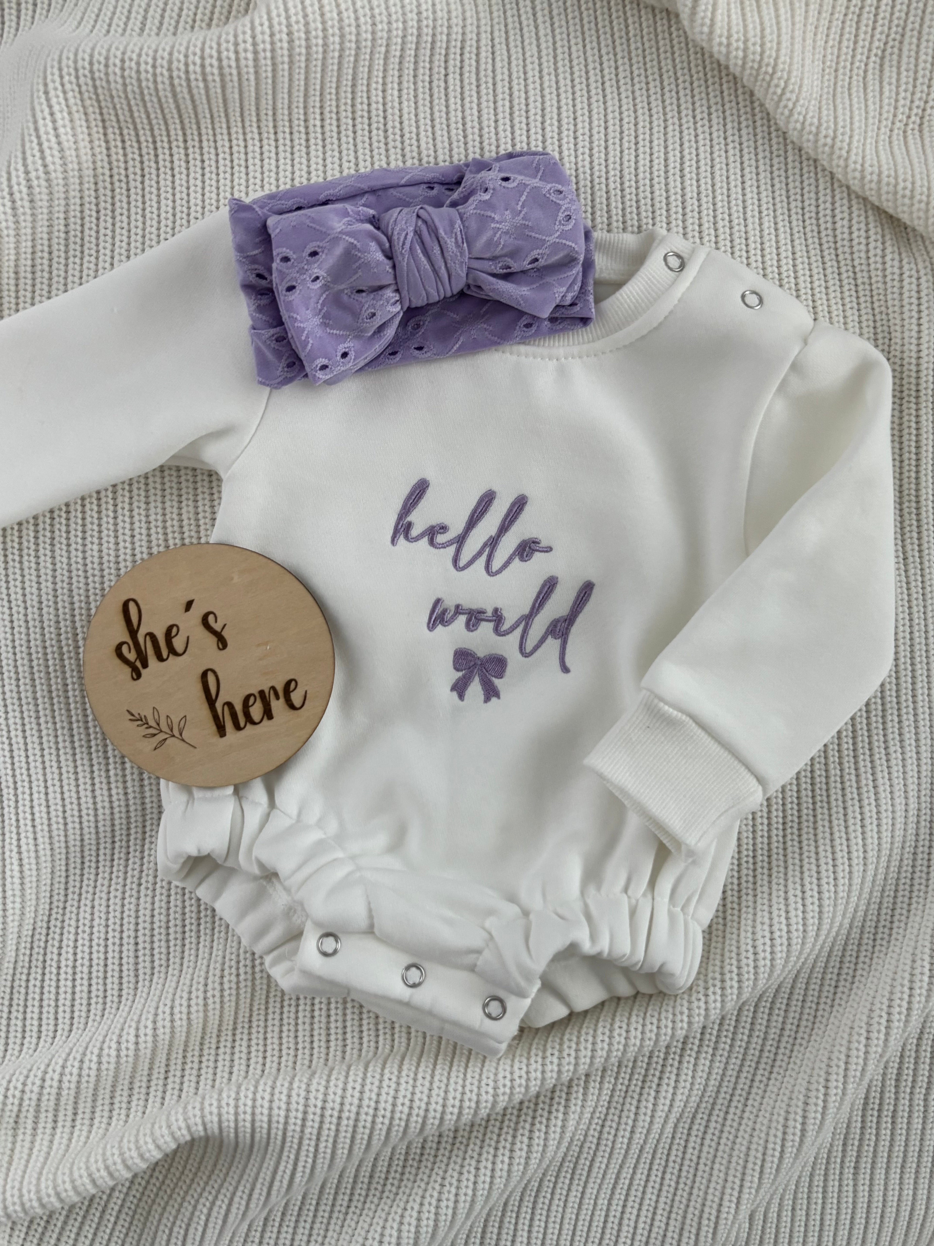 Weißer Baumwollstrampler „Hello World“