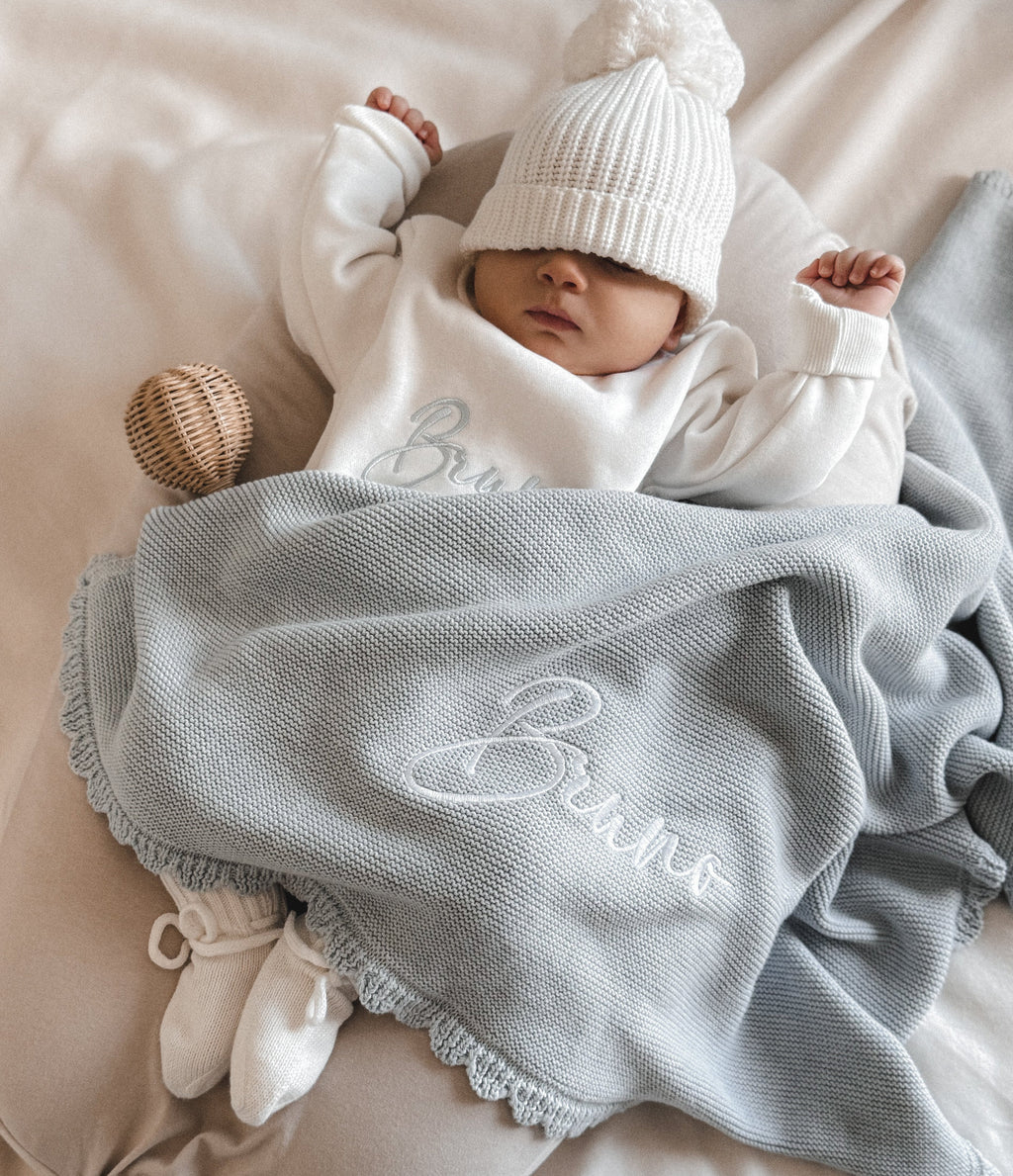 Baby-Strickdecke mit Muschelrand | Puderblau
