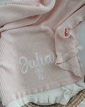 Baby-Strickdecke mit Rüschenrand | Puderrosa