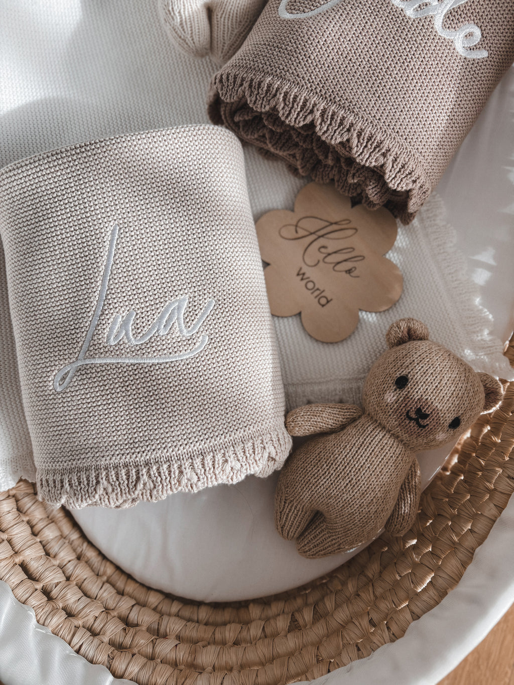 Baby knitted blanket with shell border | Beige