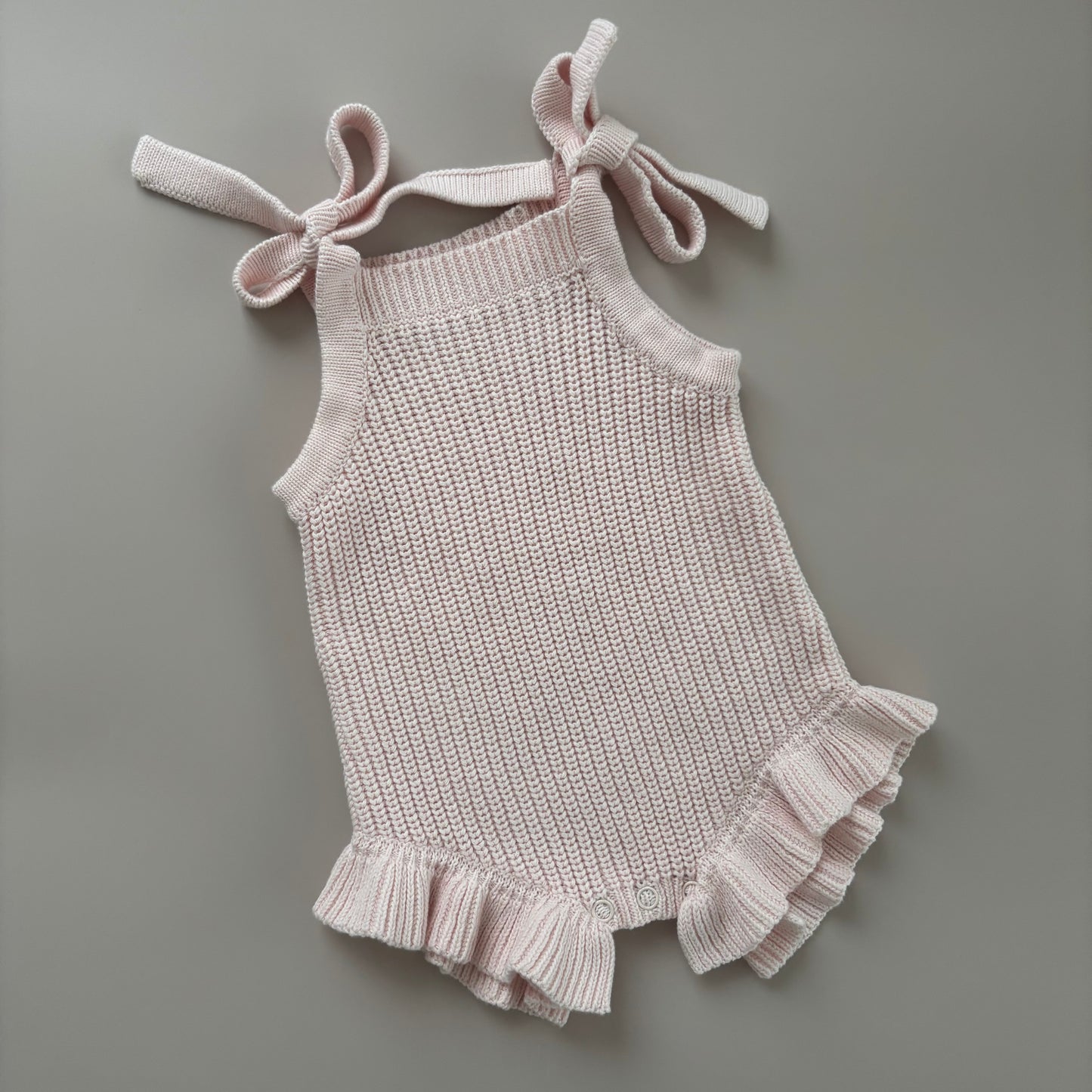 Rüschenstrampler mit Schleifen | Hellrosa