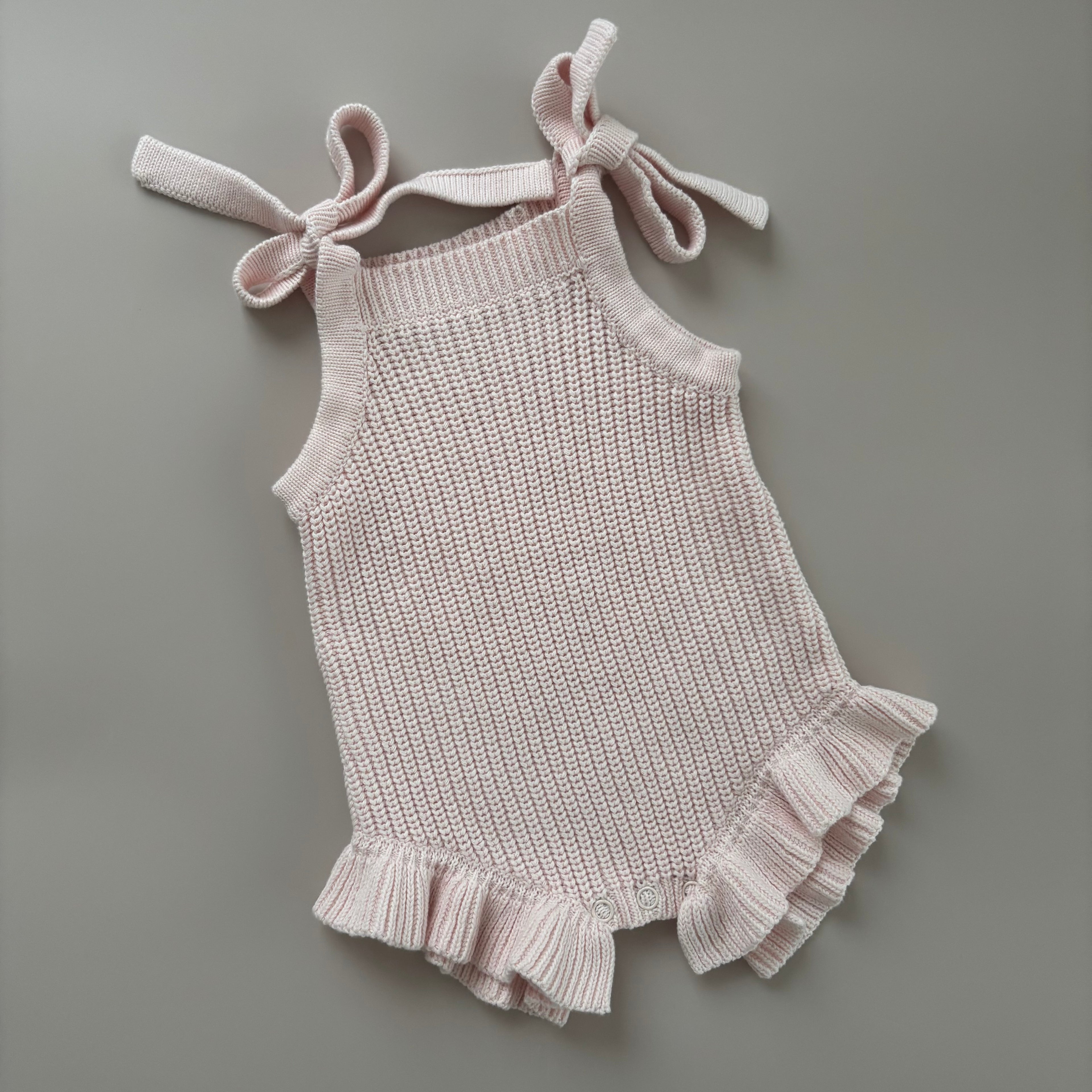 Rüschenstrampler mit Schleifen | Puderrosa