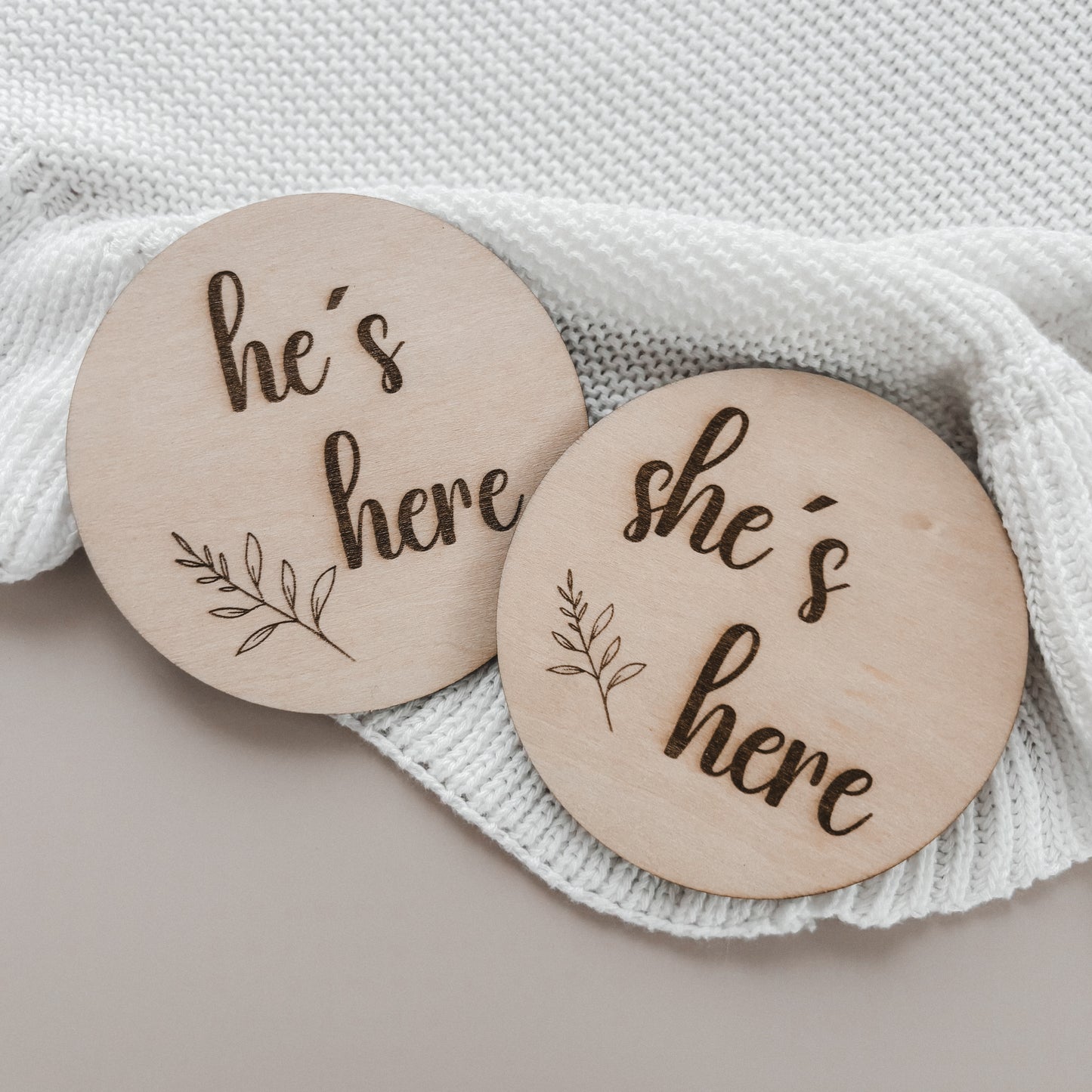 Holzschild | „She’s here“ & „He’s here“