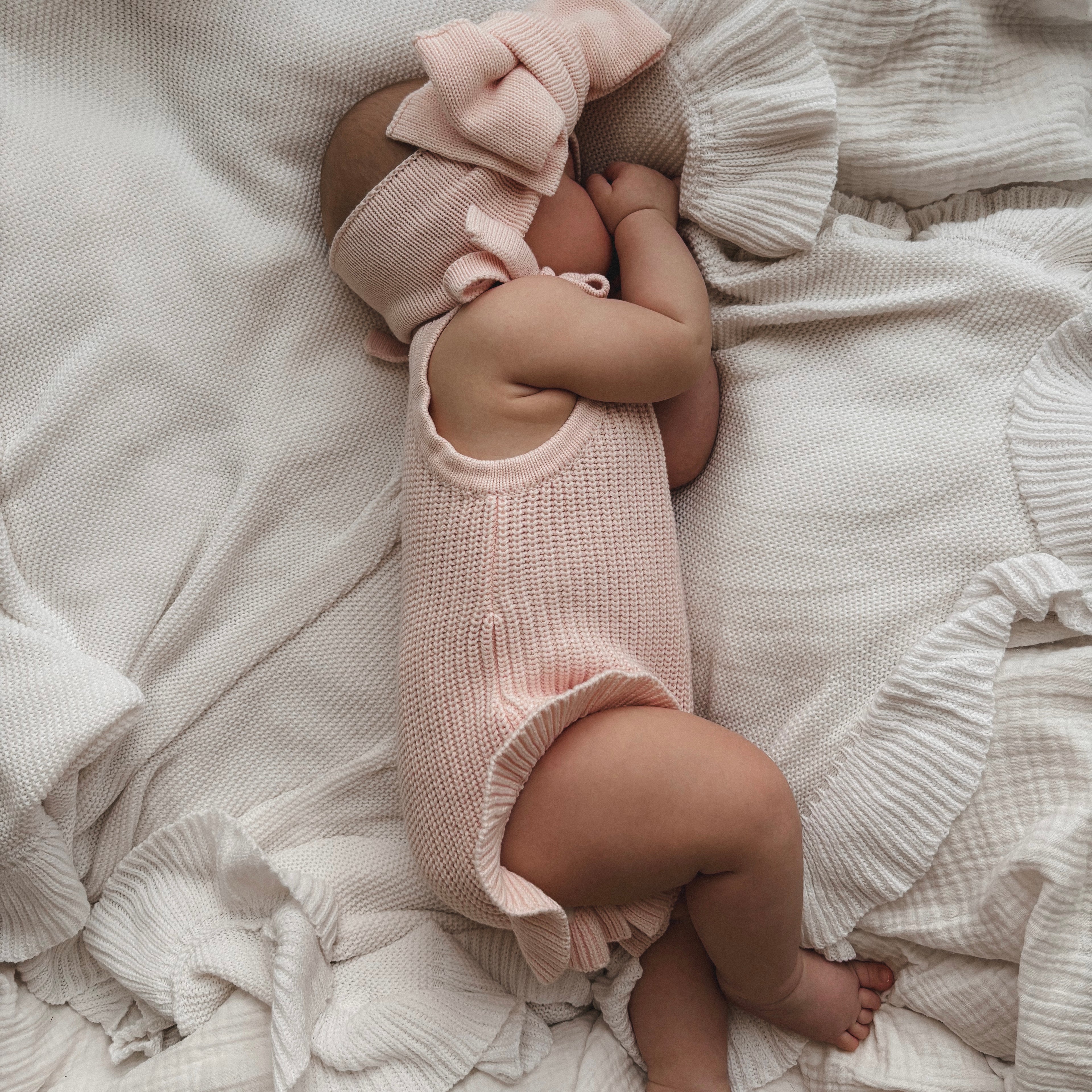 Rüschenstrampler mit Schleifen | Puderrosa