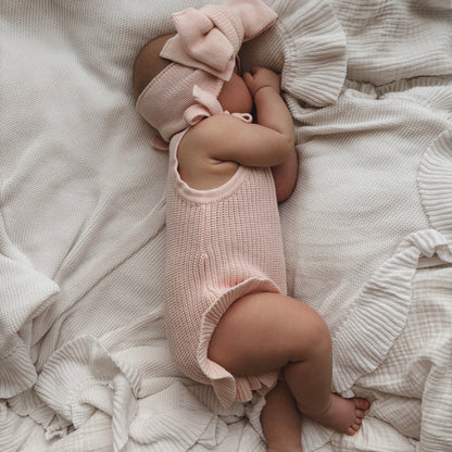 Rüschenstrampler mit Schleifen | Hellrosa