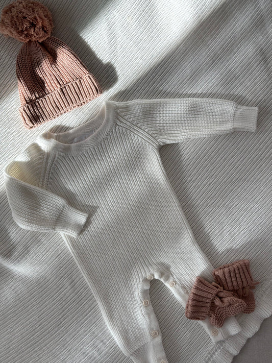 Strick-Overall | Weiß + Strickmütze & Strickschühchen Mokka
