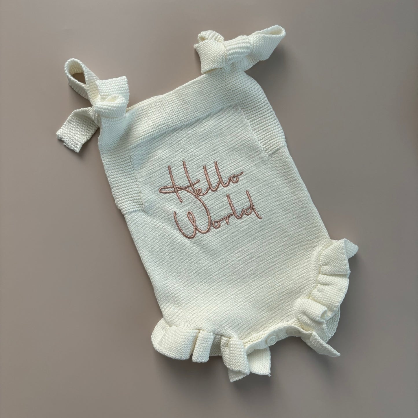 Rüschenstrampler „Hello World“ | Weiß