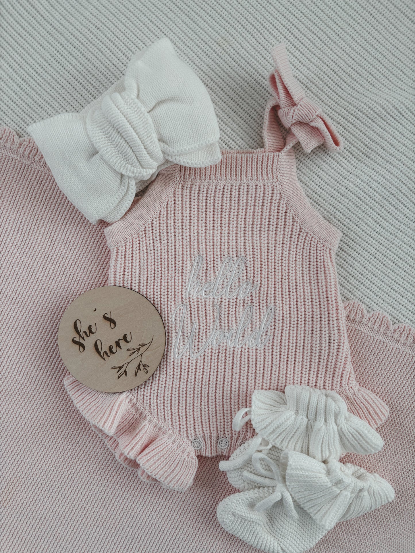 Set - Strampler mit Schleifen „Hello World“ Hellrosa | inkl. Haarband & Schühchen in Weiß