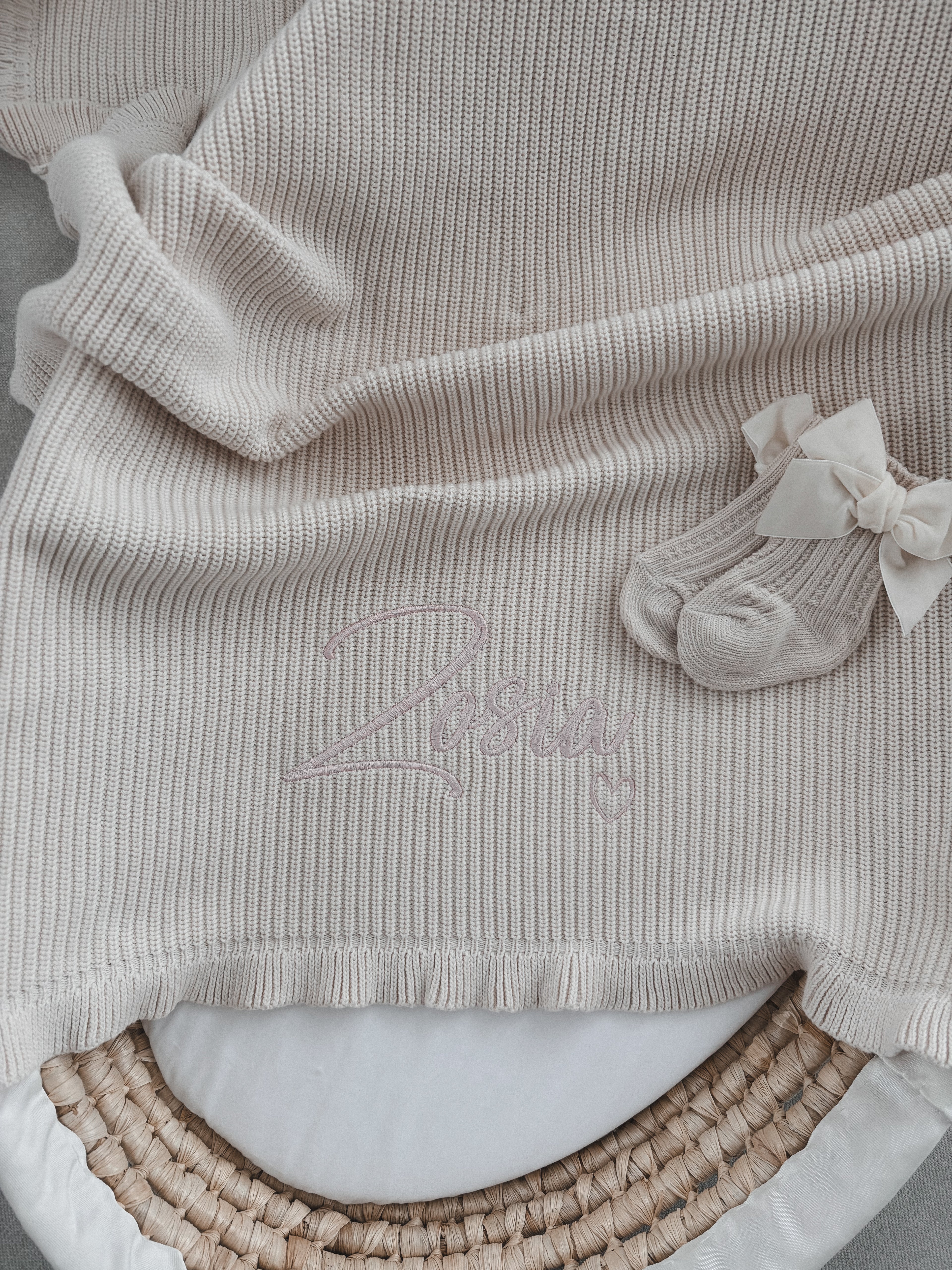 Baby-Strickdecke mit Rüschenrand | Soft Beige