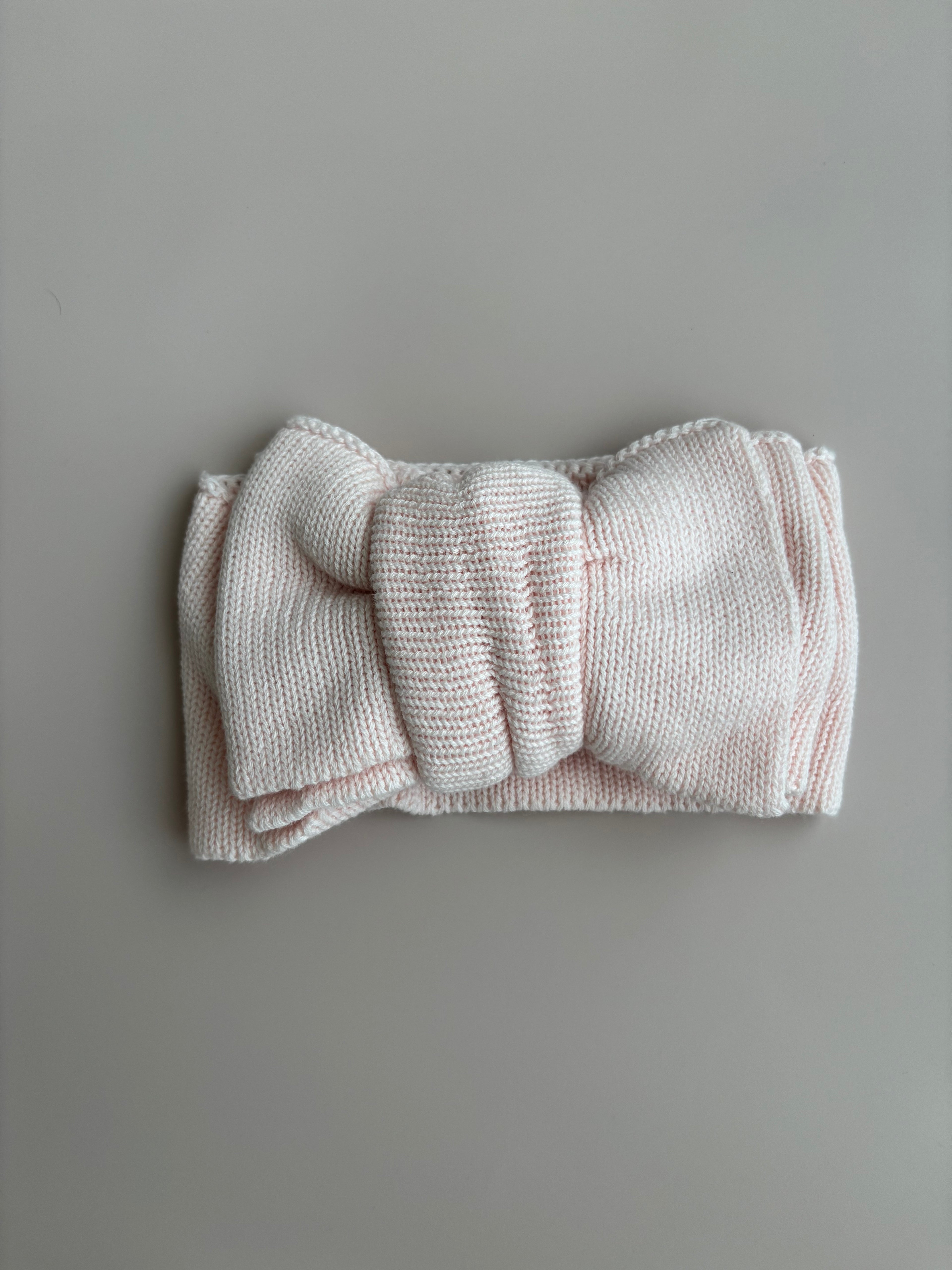 „She‘s here“-Set | Strampler, Haarband & Schühchen inklusive Stickerei