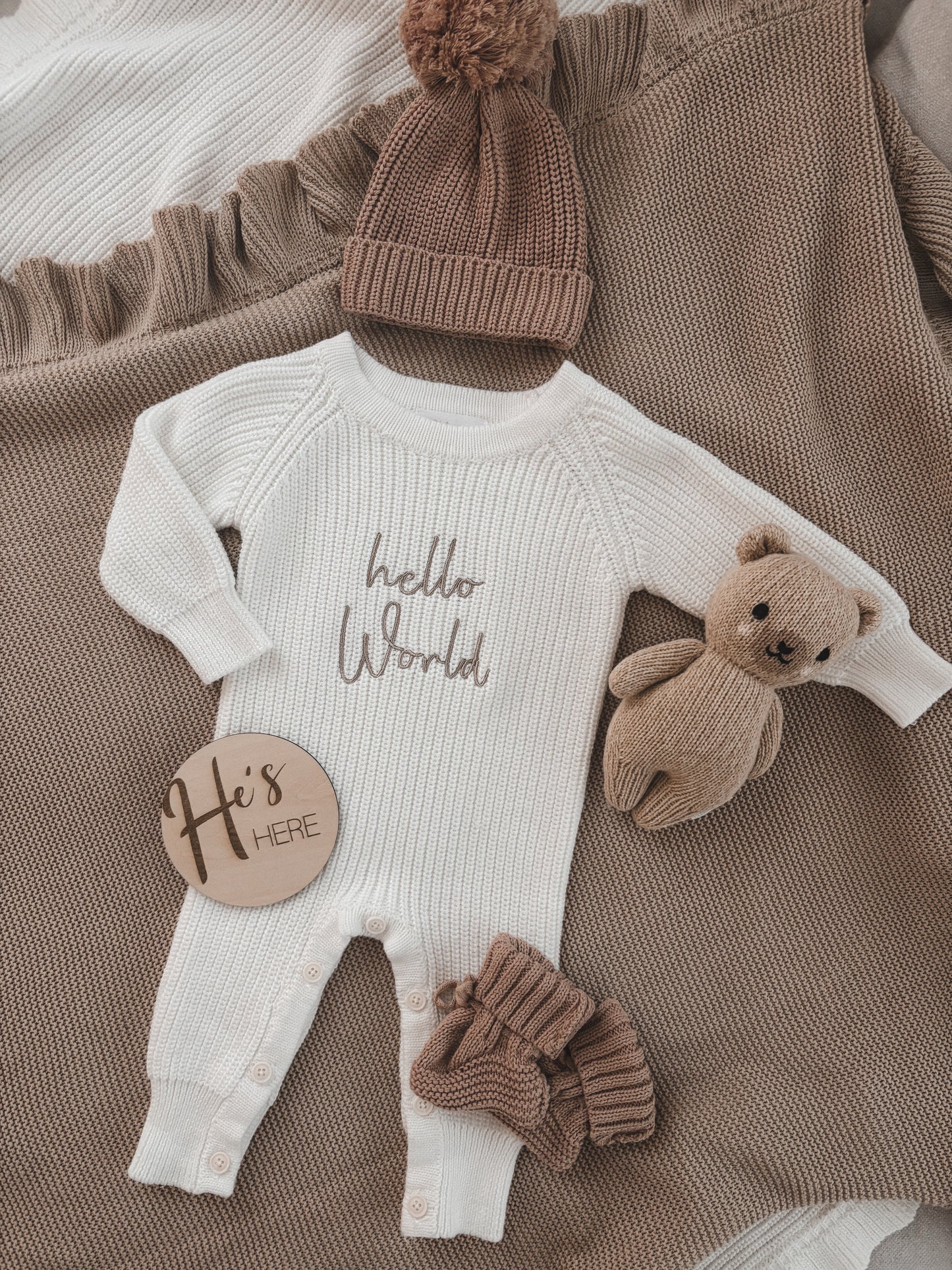 Strickoverall „Hello World“ in Weiß | + Strickmütze und Strickschüchen in Mokka