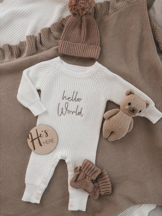 Strickoverall „Hello World“ in Weiß | + Strickmütze und Strickschüchen in Mokka
