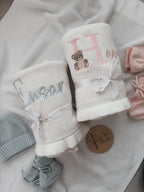 Baby-Strickdecke mit Rüschenrand | Weiß