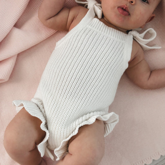 Rüschenstrampler mit Schleifen | Weiß