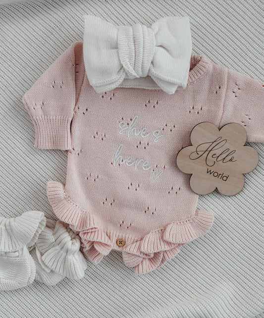 She‘s here-Set | + Haarband und Schühchen