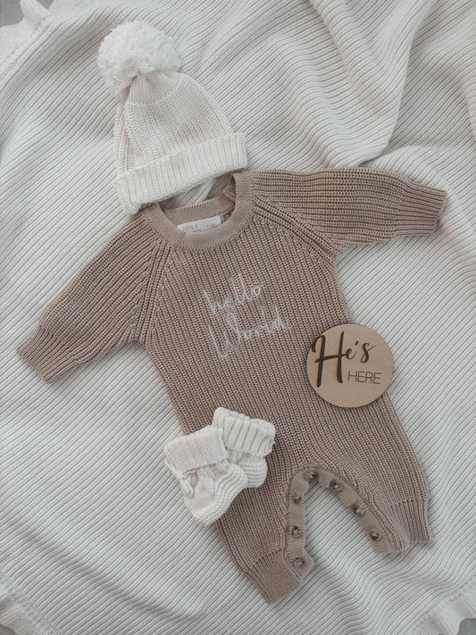 Strick-Overall in Beige „Hello World“ | Strickmütze & Strickschühchen in Weiß