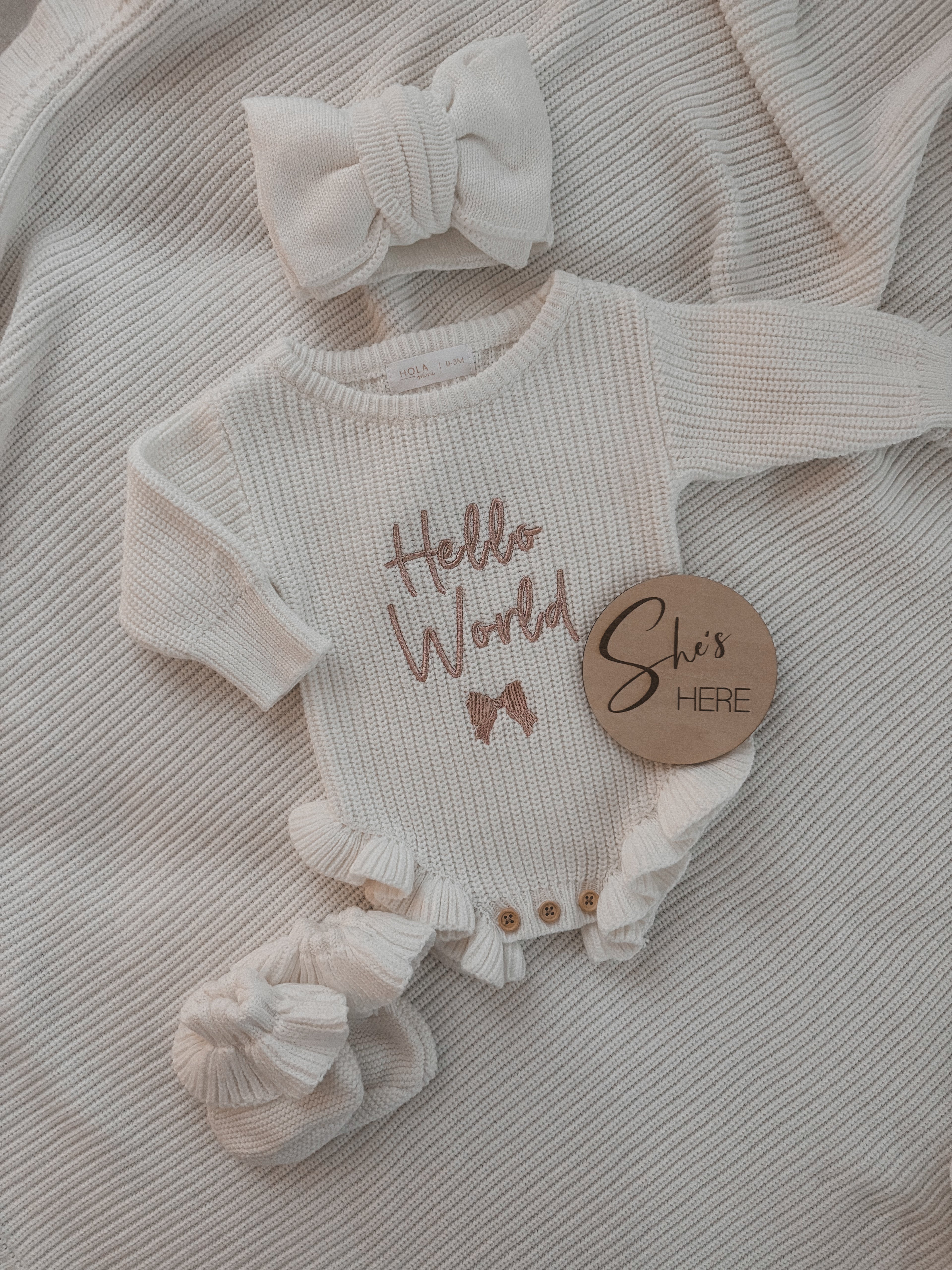 "Hello World"-Set in Weiß | + Haarband und Strickschühchen