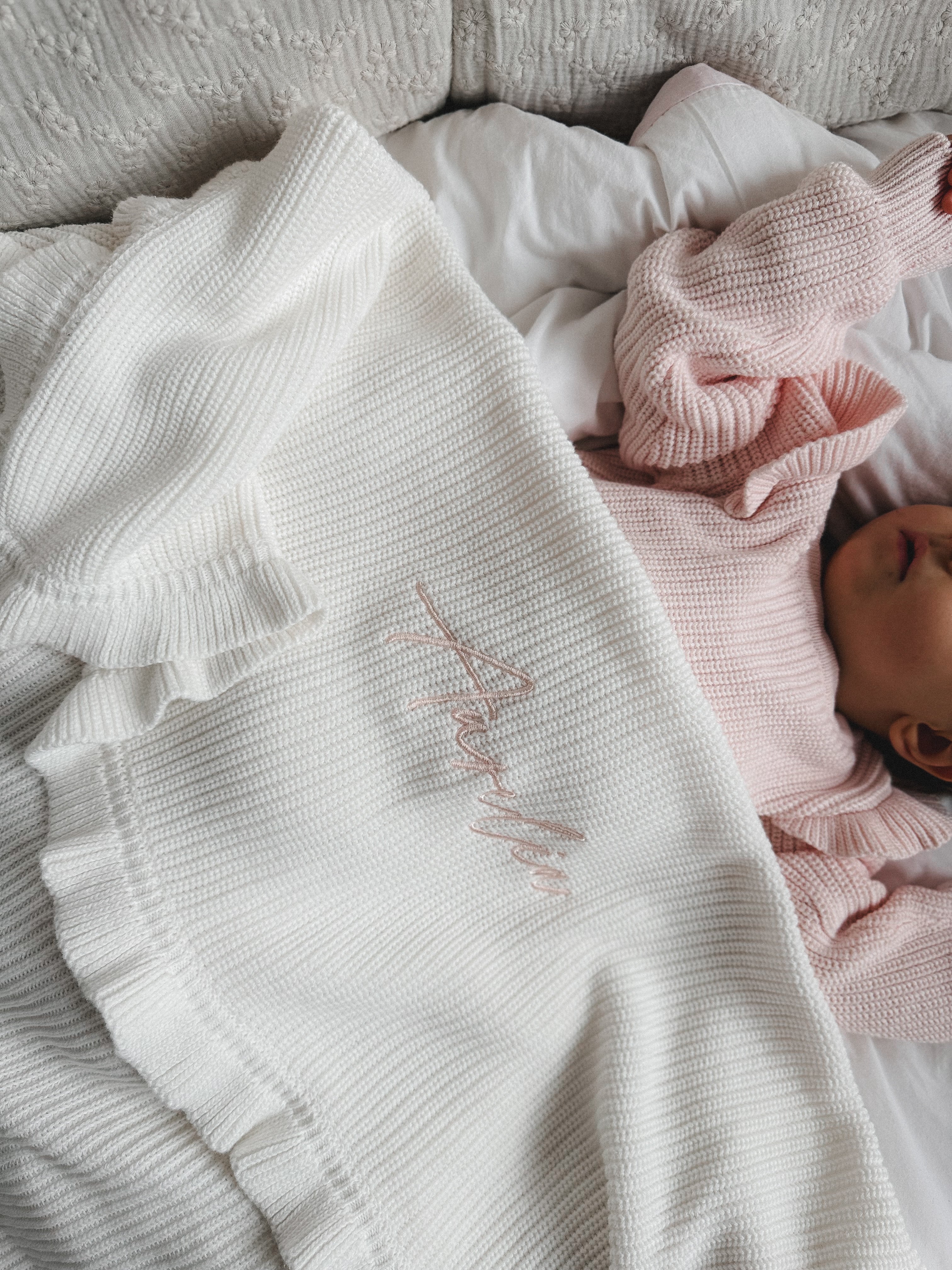 Baby-Strickdecke mit Rüschenrand | Weiß