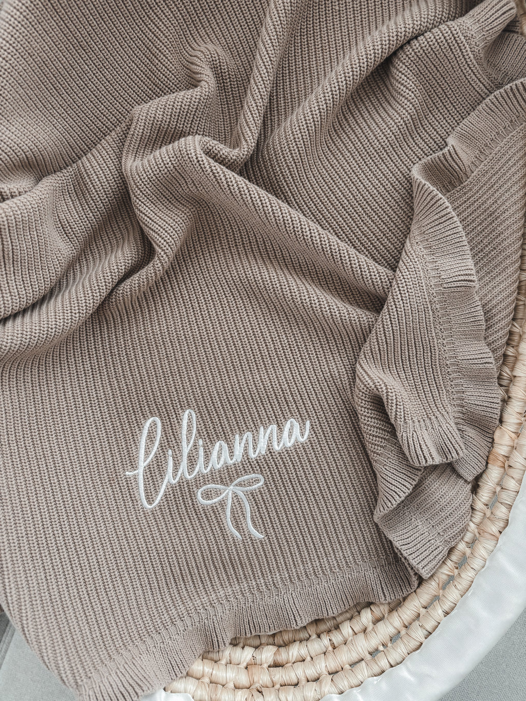Baby-Strickdecke mit Rüschenrand | Soft Mocha
