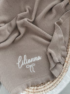 Baby-Strickdecke mit Rüschenrand | Soft Mocha