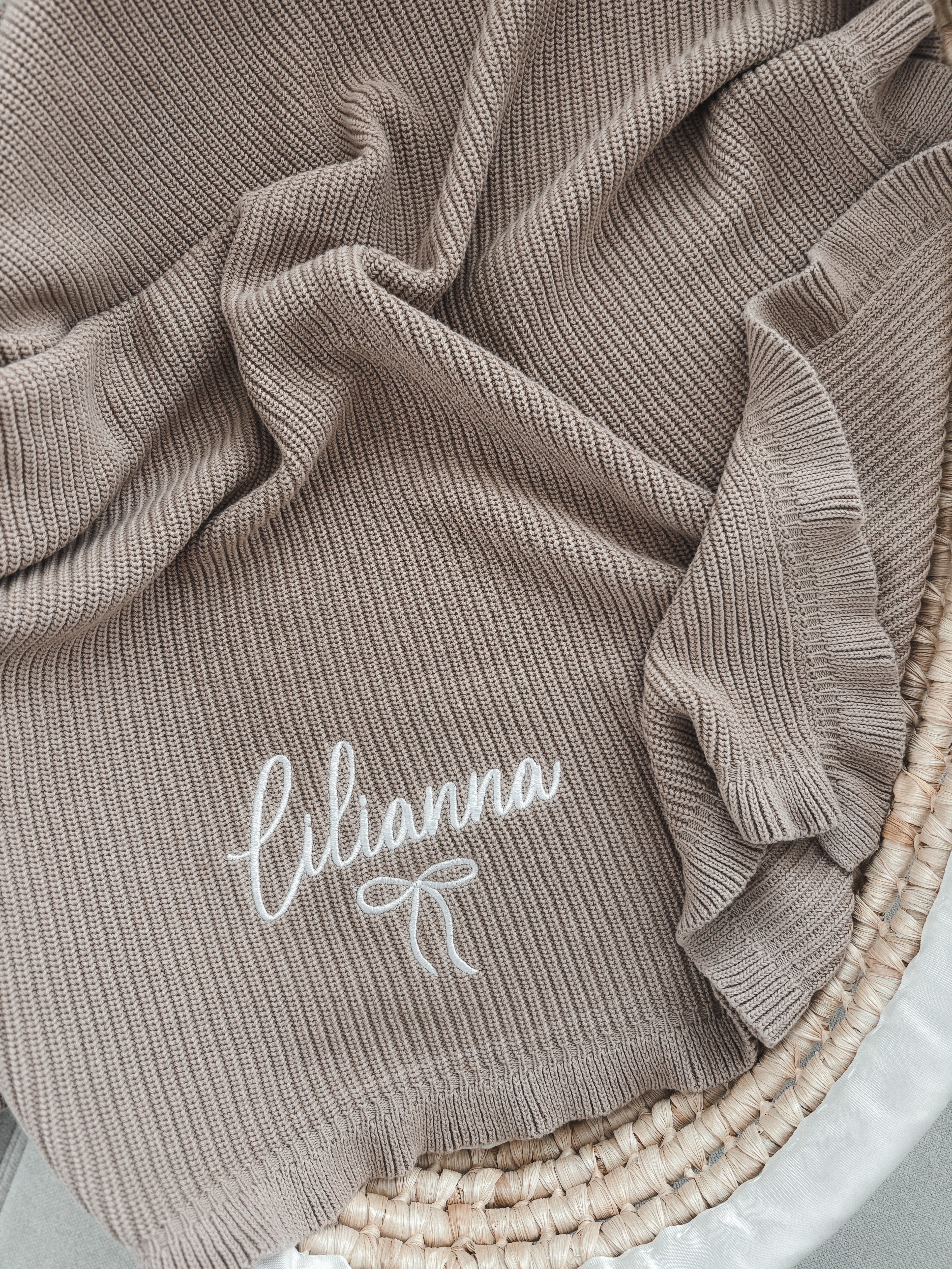 Baby-Strickdecke mit Rüschenrand | Soft Mocha