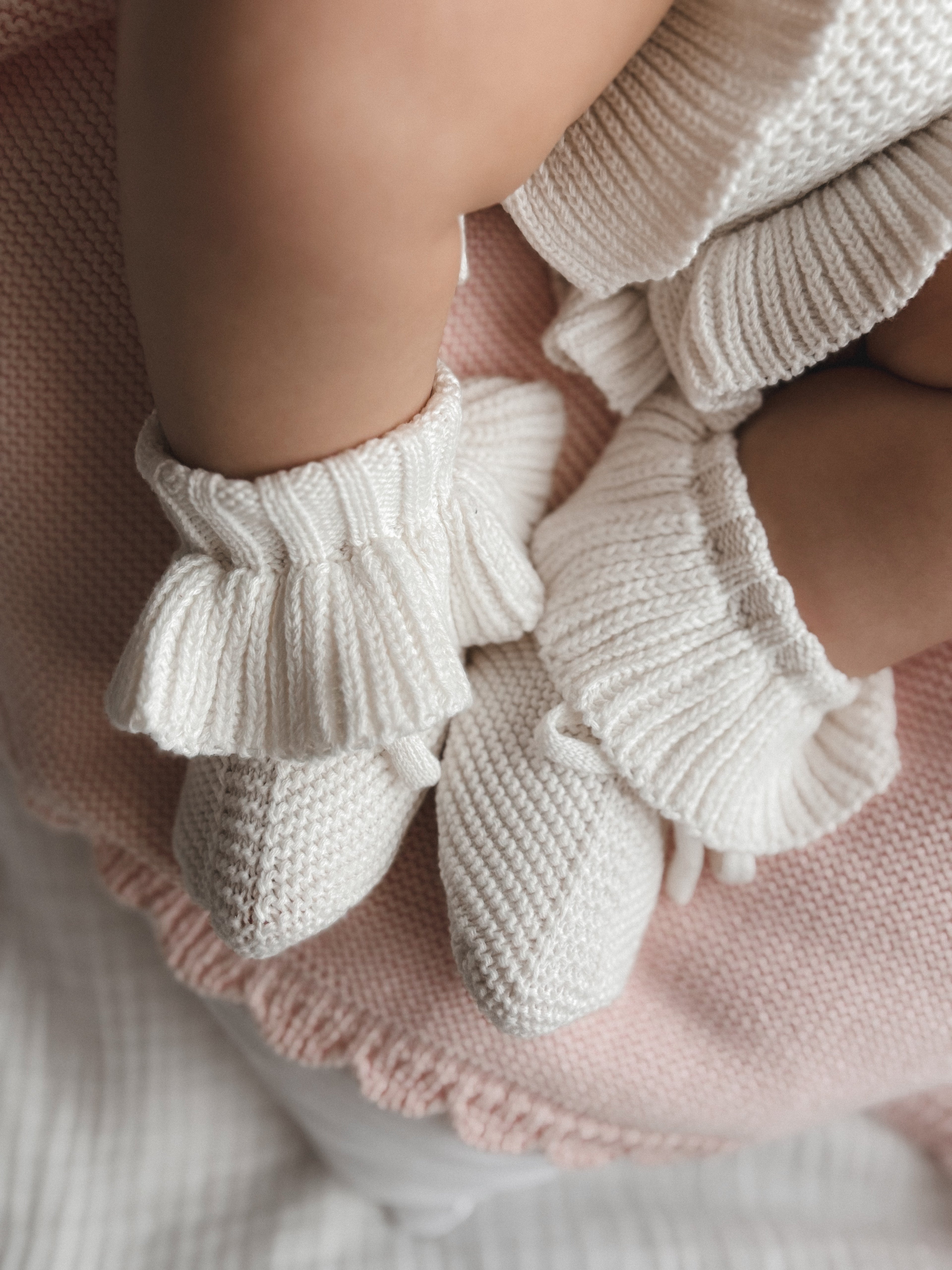 Baby-Strickschühchen mit Rüschen | Weiß