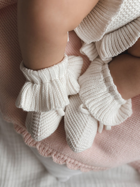 Baby-Strickschühchen mit Rüschen | Weiß