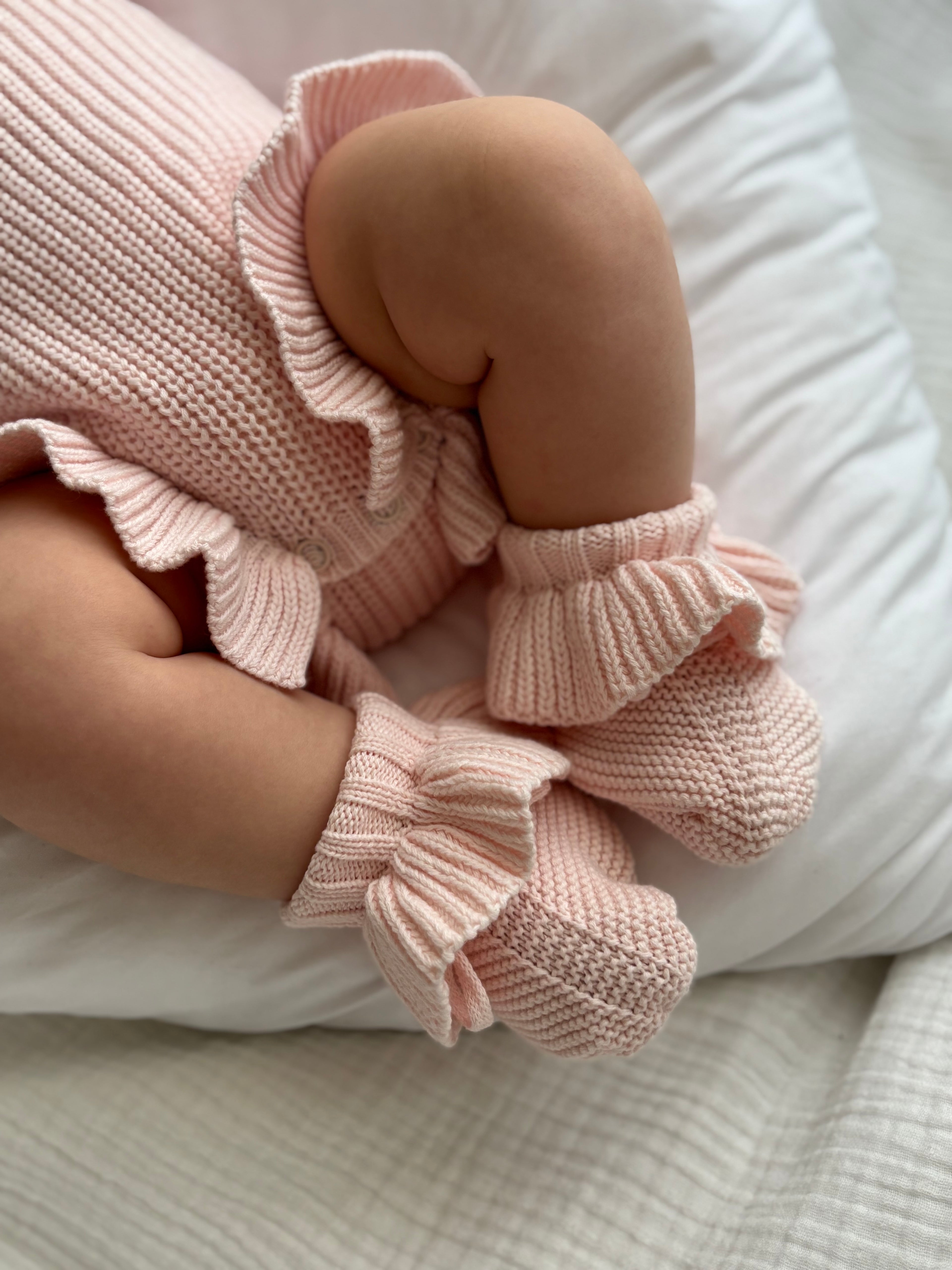 Baby-Strickschühchen mit Rüschen | Puderrosa