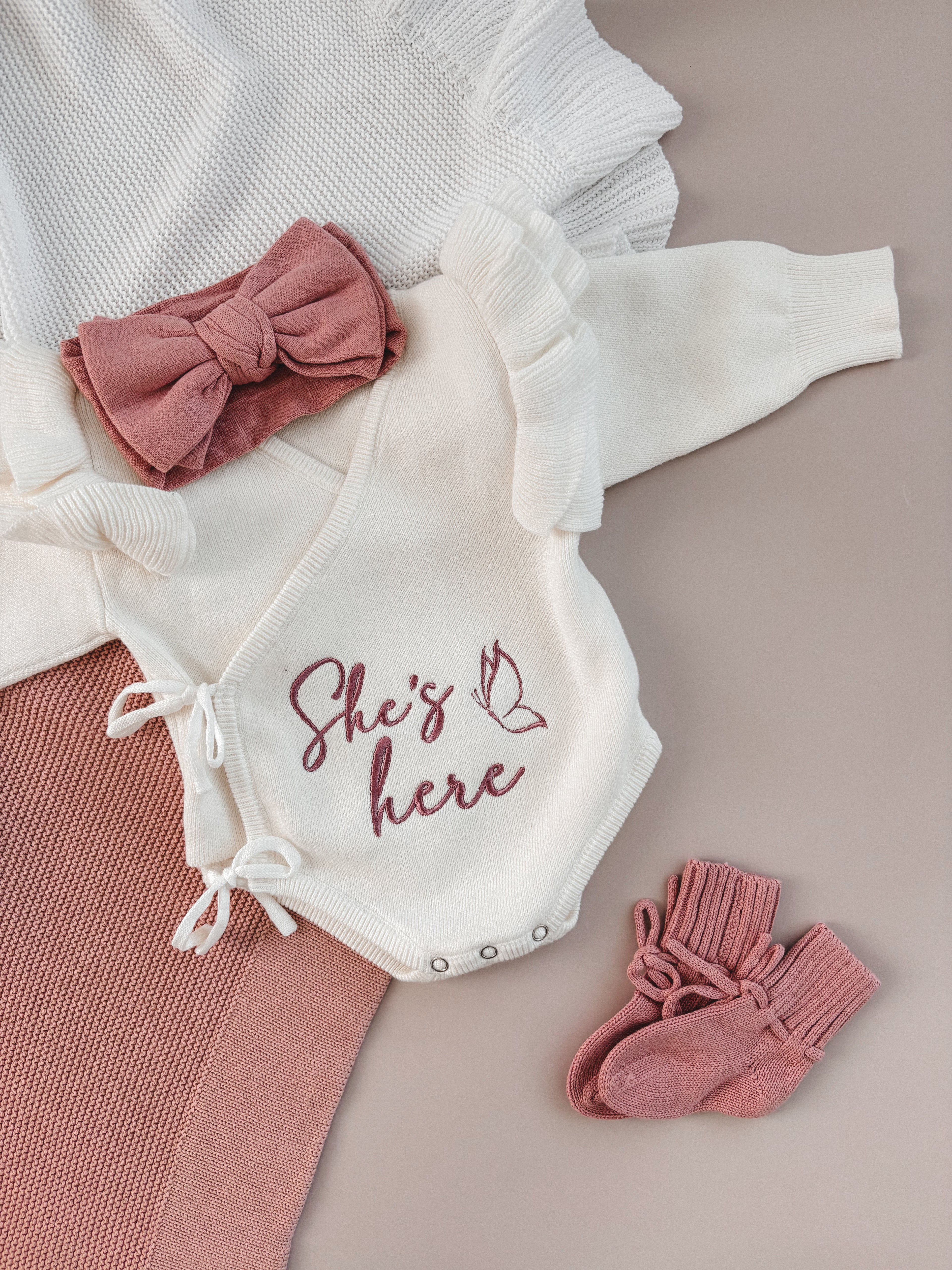 Willkommens-Set „She’s here“ – Strampler, Stirnband & Schühchen