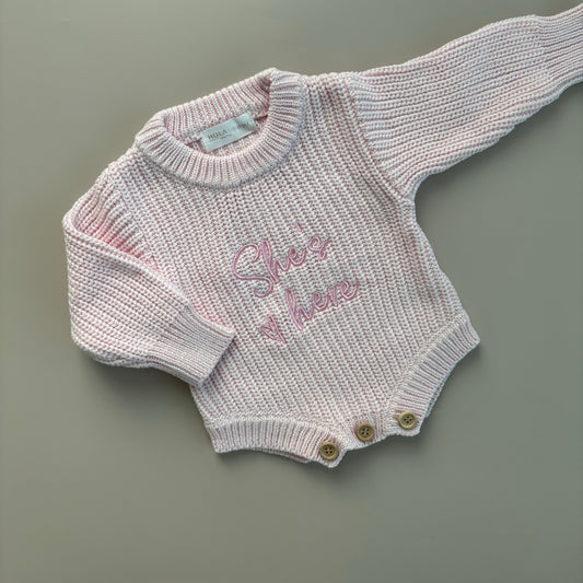 Strickstrampler „shes here“ | Rosa