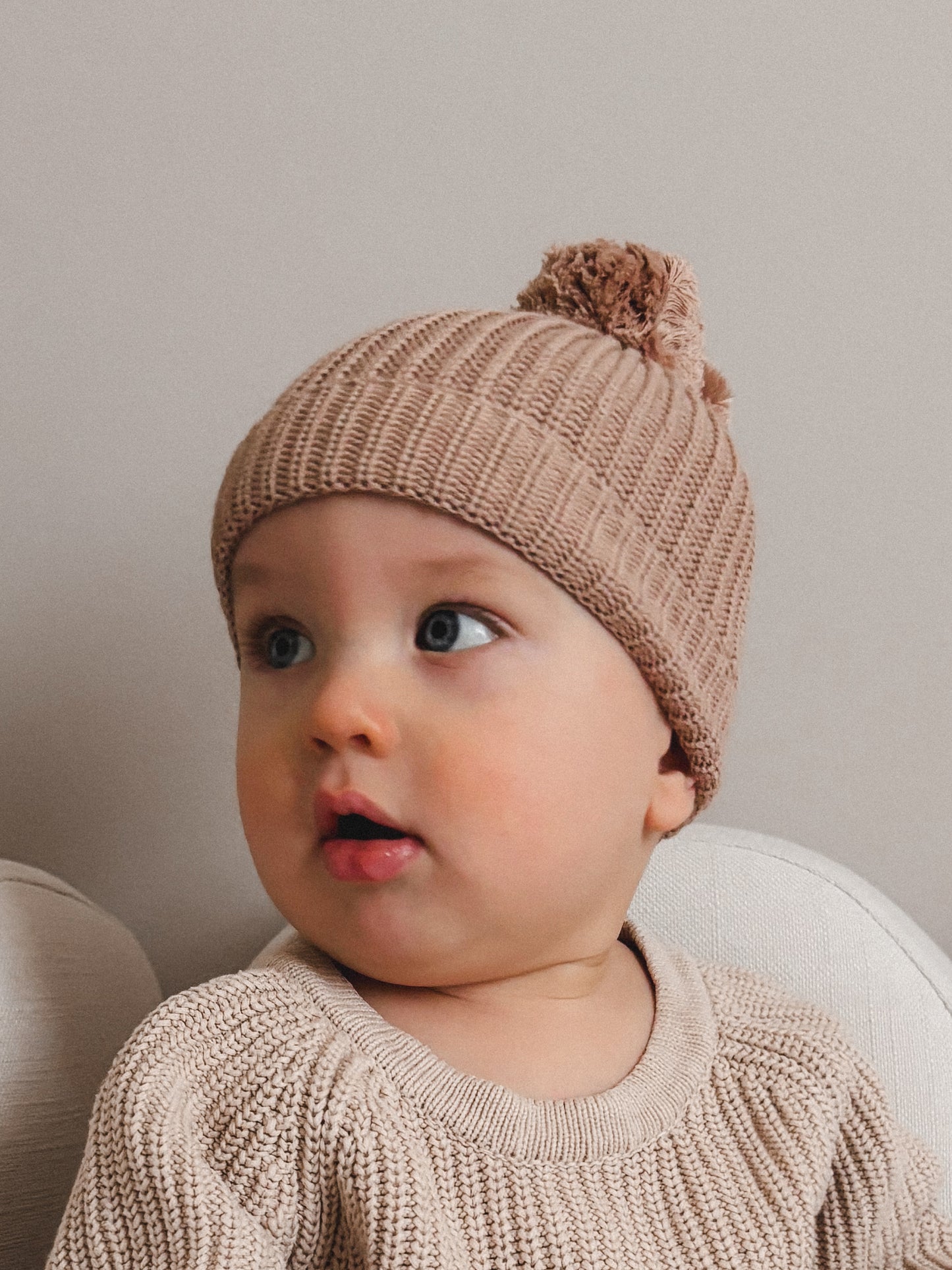 Baby-Strickmütze mit Bommel | Mokka
