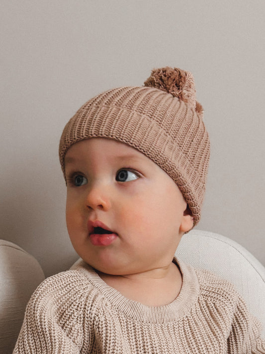 Baby-Strickmütze mit Bommel | Mokka