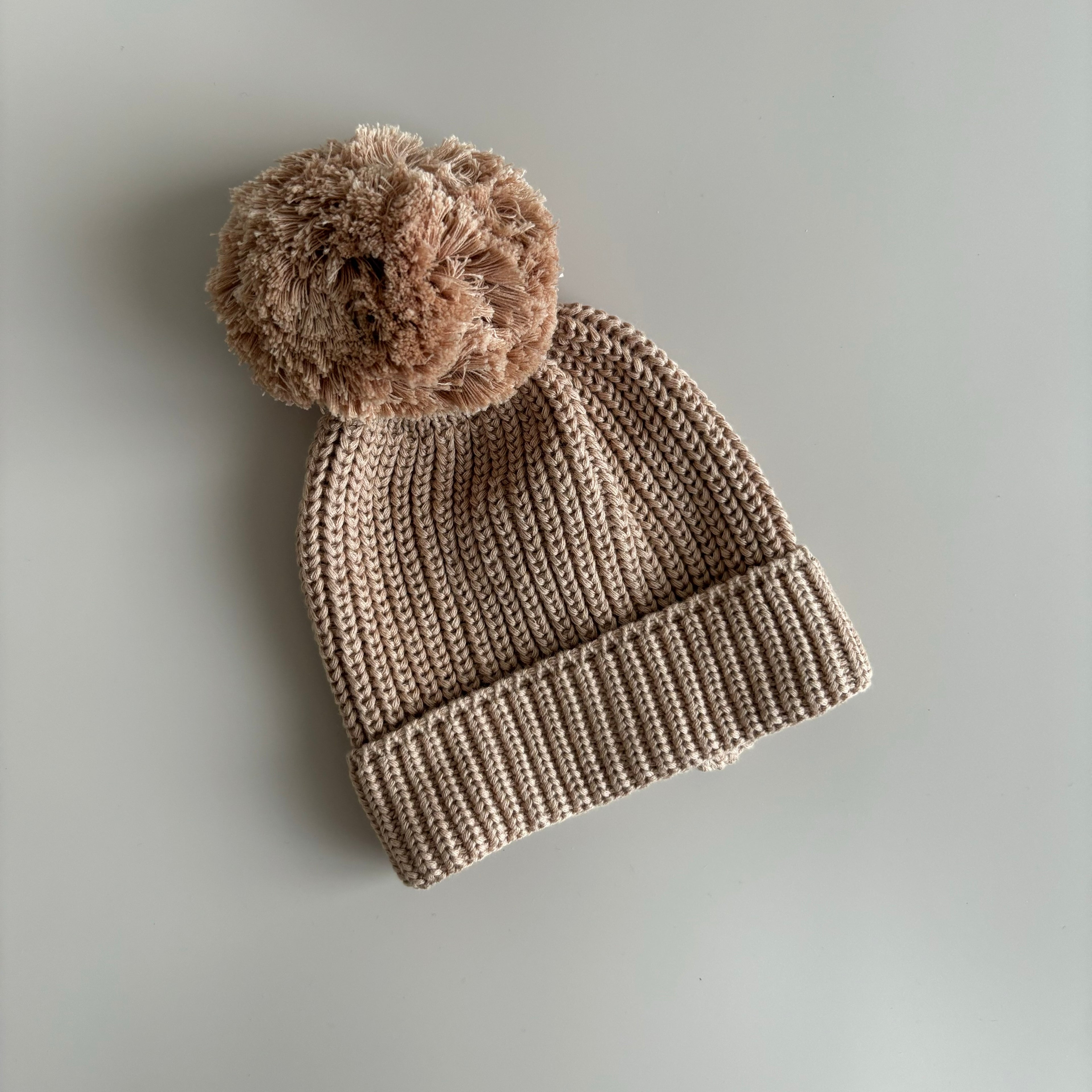 Baby-Strickmütze mit Bommel | Mokka