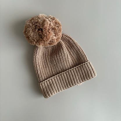 Strick-Overall | Weiß + Strickmütze & Strickschühchen Mokka