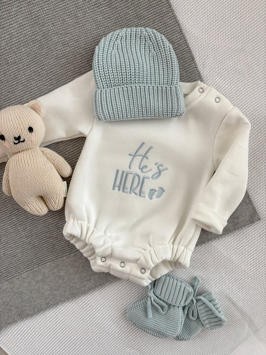 Baumwollstrampler „He’s here“ – Weiß mit hellblauer Stickerei