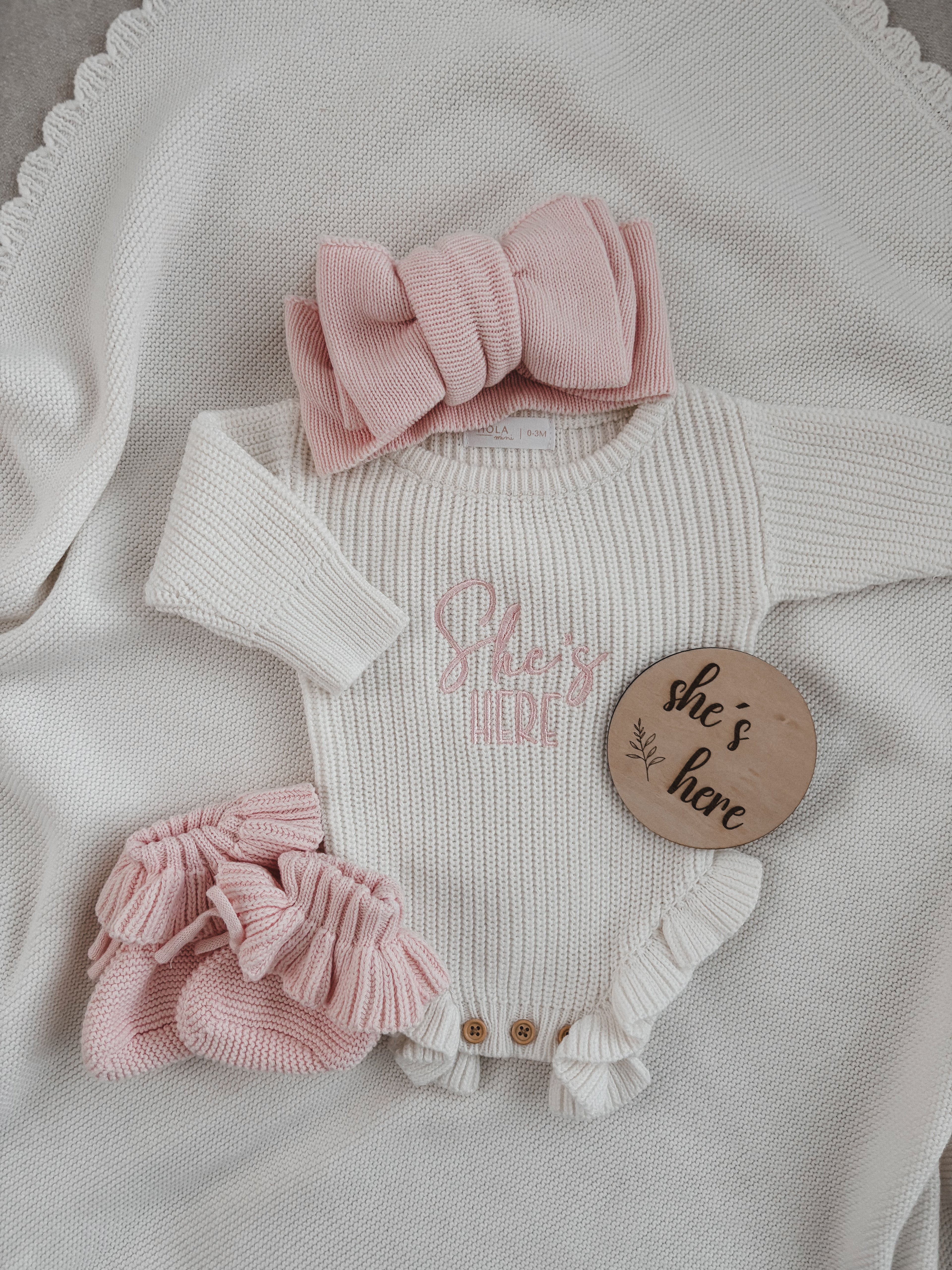 Baby Set „She’s here“ – Personalisiertes Geschenk zur Geburt 