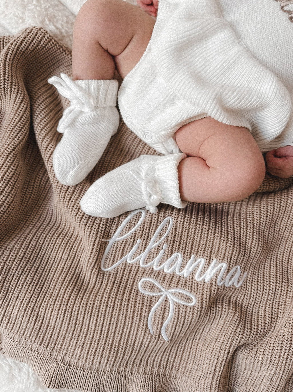 Baby-Strickdecke mit Rüschenrand | Soft Mocha
