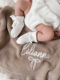 Baby-Strickdecke mit Rüschenrand | Soft Mocha