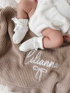 Baby-Strickdecke mit Rüschenrand | Soft Mocha