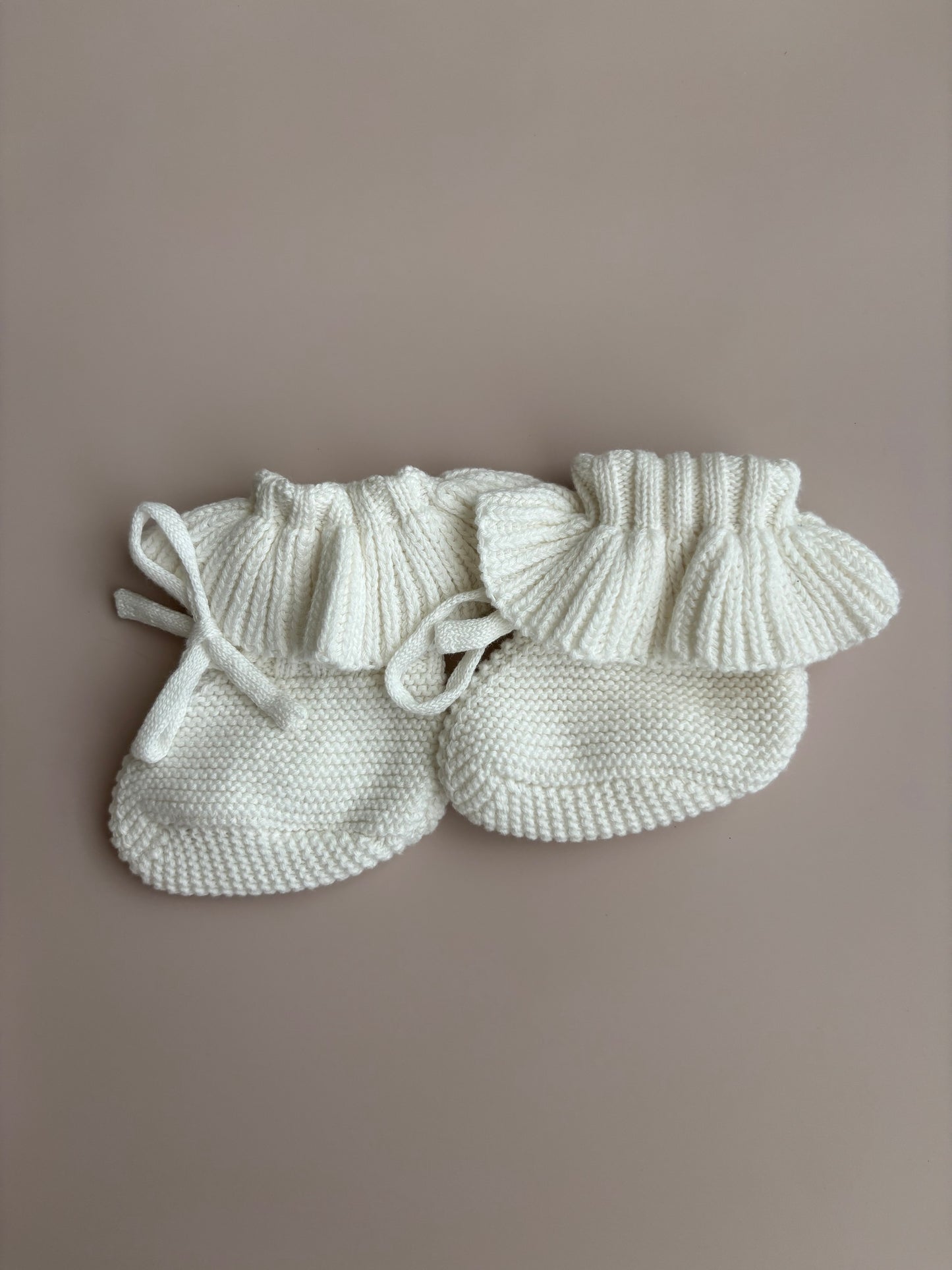 Baby-Strickschühchen mit Rüschen | Weiß