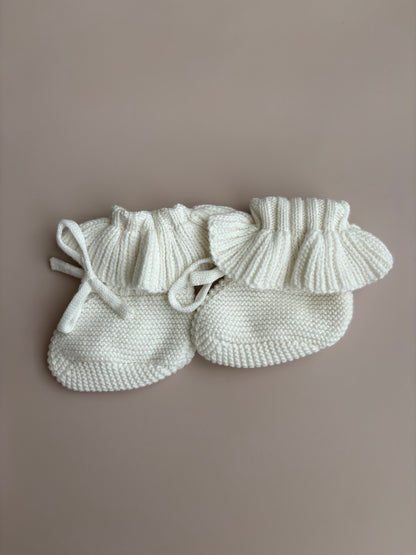 Baby-Strickschühchen mit Rüschen | Weiß